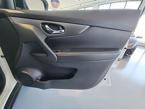 Used 2016 Nissan Rogue SV w/ SV Premium Package image 21