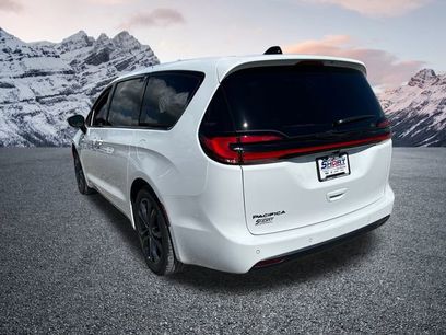 New 2026 Chrysler Pacifica Select
