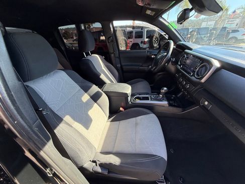 Used 2020 Toyota Tacoma TRD Sport w/ Technology Package image 18