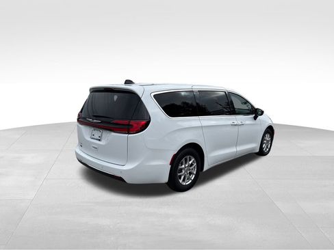 Used 2024 Chrysler Pacifica Touring-L image 6