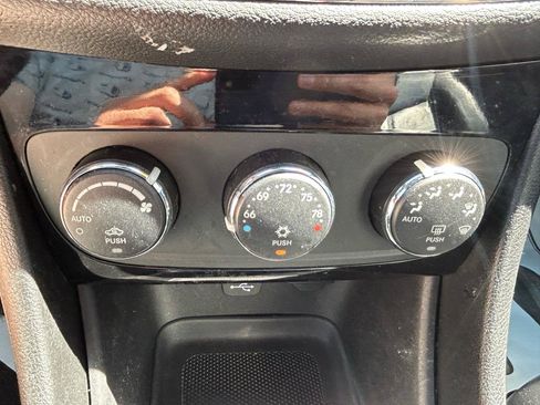 Used 2012 Chrysler 200 Limited FWD image 23