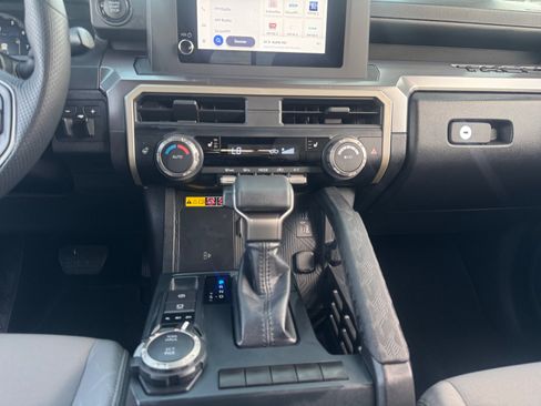Certified 2025 Toyota Tacoma SR5 AWD/4WD image 20