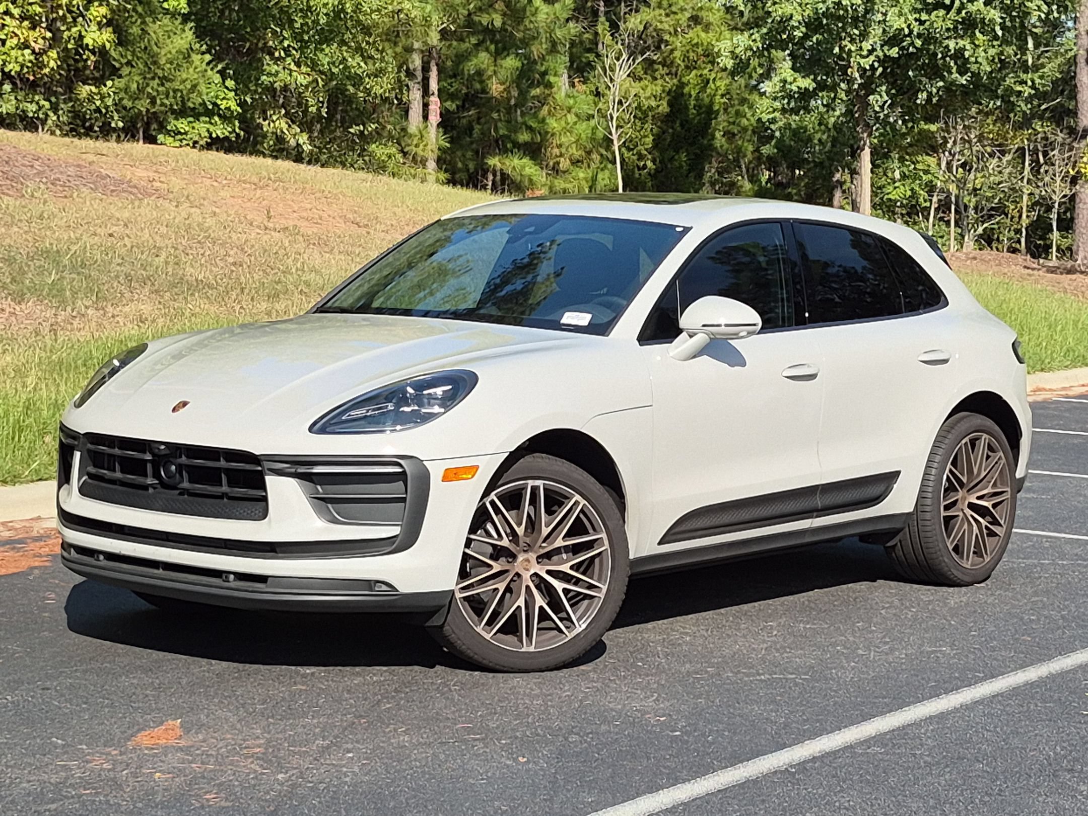 Certified 2026 Porsche Macan AWD/4WD image 1