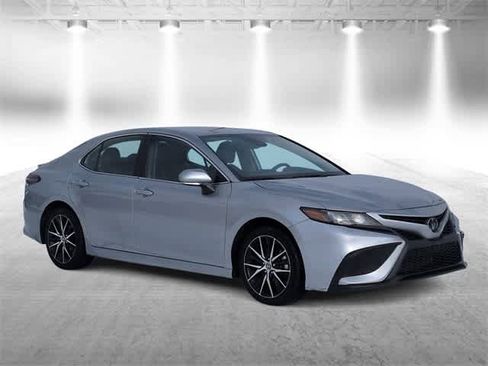 Used 2023 Toyota Camry SE image 2