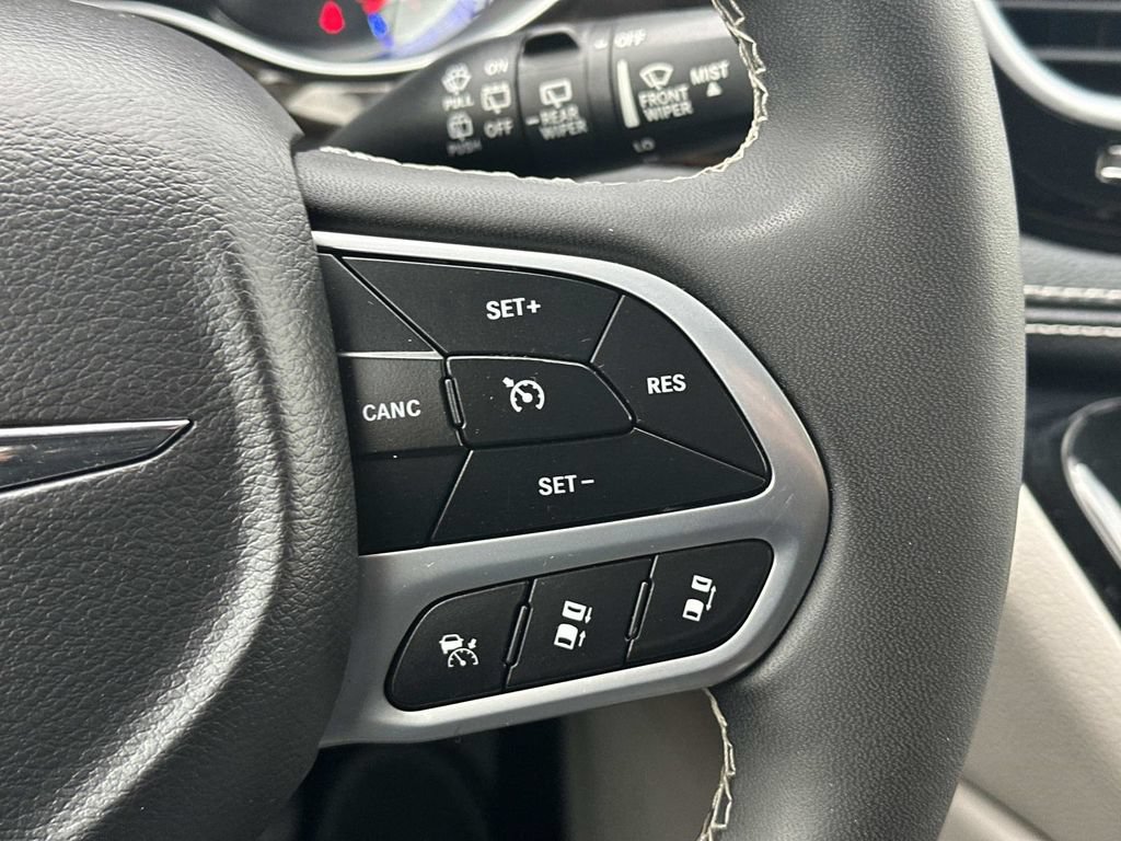Used 2023 Chrysler Pacifica Limited FWD image 25