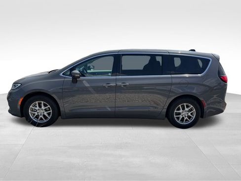 Used 2023 Chrysler Pacifica Touring-L FWD image 4