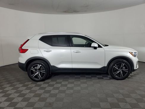 Used 2023 Volvo XC40 B5 Core w/ Climate Package image 3