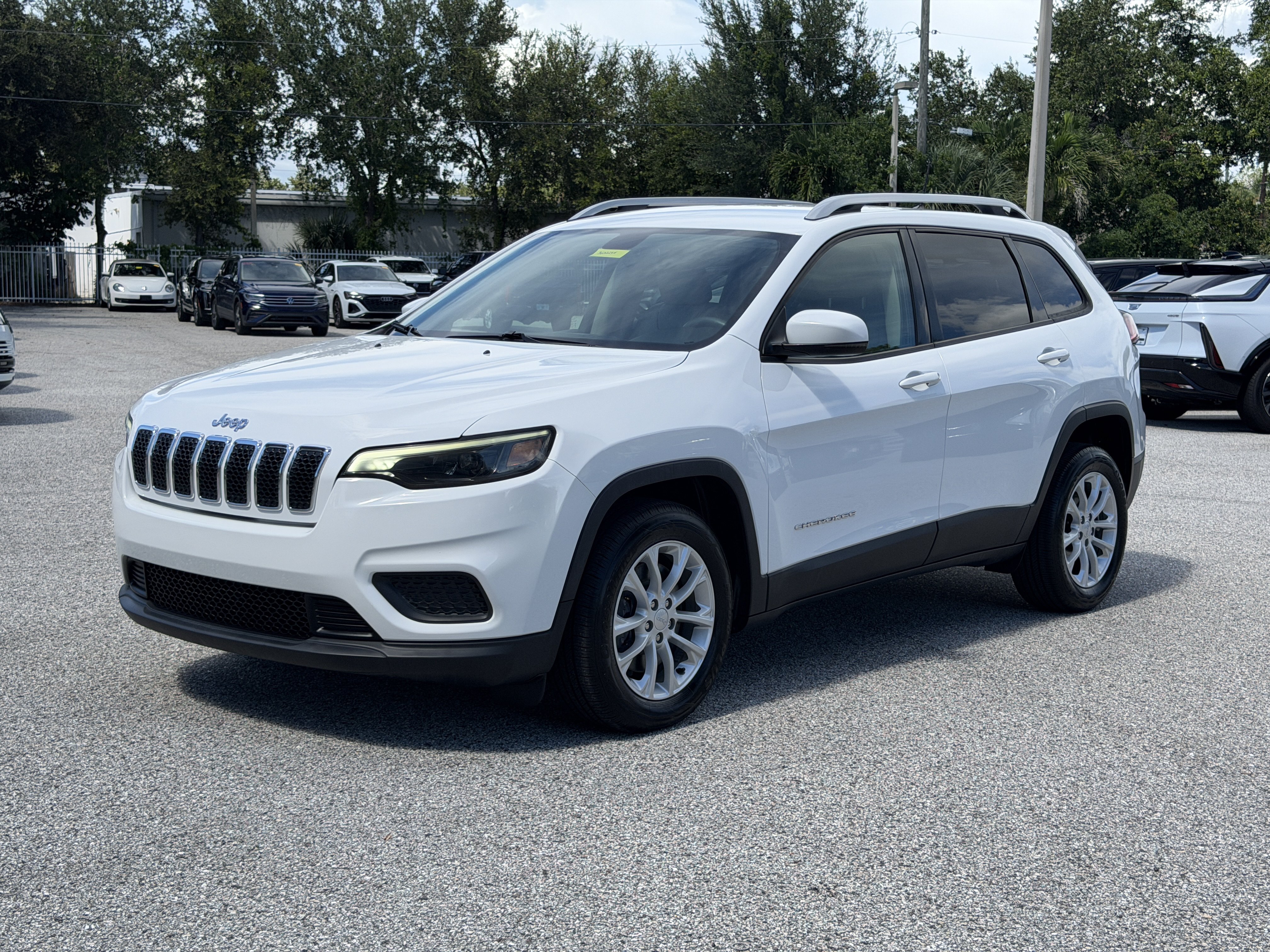 Used 2020 Jeep Cherokee Latitude FWD image 3