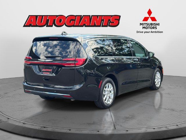 Used 2023 Chrysler Pacifica Touring-L FWD image 4