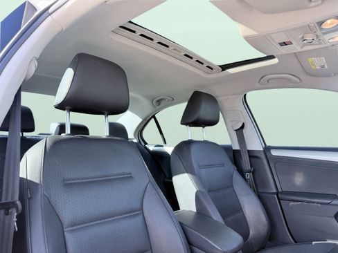 Used 2017 Volkswagen Jetta SE image 3