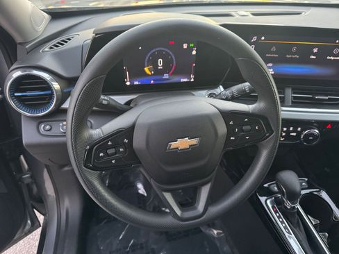 Used 2025 Chevrolet Trax LT image 25