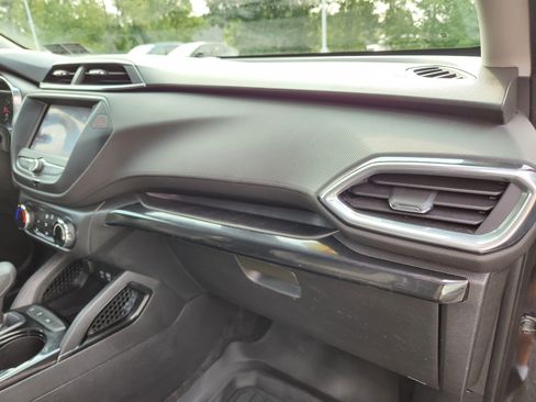Used 2021 Chevrolet TrailBlazer LT w/ LPO, Blackout Package FWD image 17