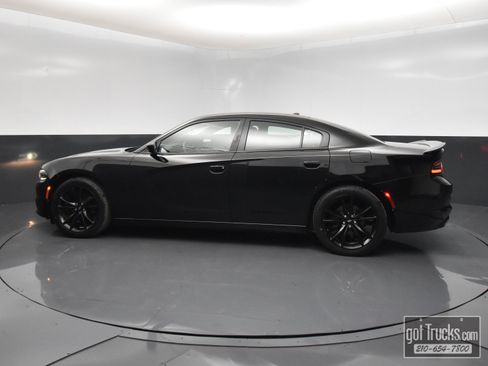 Used 2018 Dodge Charger SXT w/ Blacktop Package RWD image 3