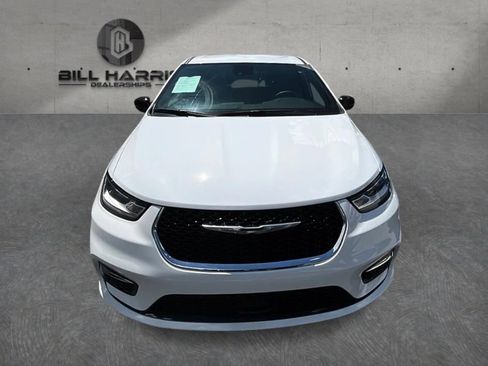 Used 2025 Chrysler Pacifica Select FWD image 2