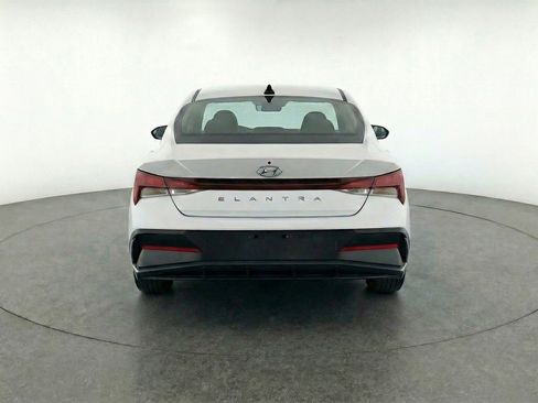 Used 2025 Hyundai Elantra SEL image 7