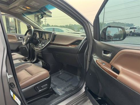 Used 2017 Toyota Sienna Limited AWD/4WD image 10