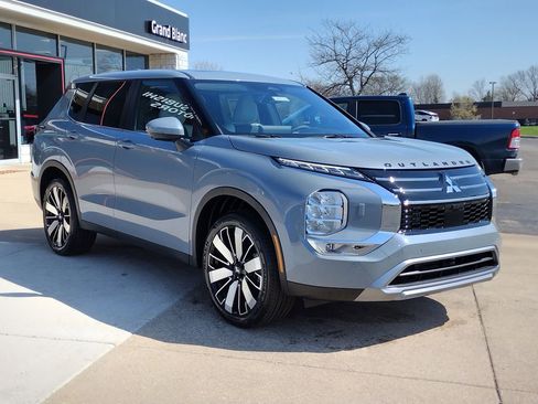 New 2026 Mitsubishi Outlander SE image 14