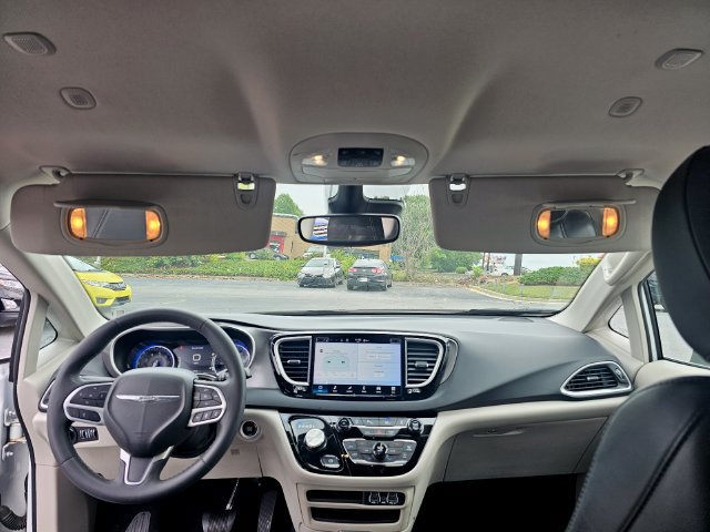 Used 2023 Chrysler Pacifica Touring-L FWD image 20