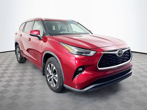 Used 2022 Toyota Highlander XLE image 3