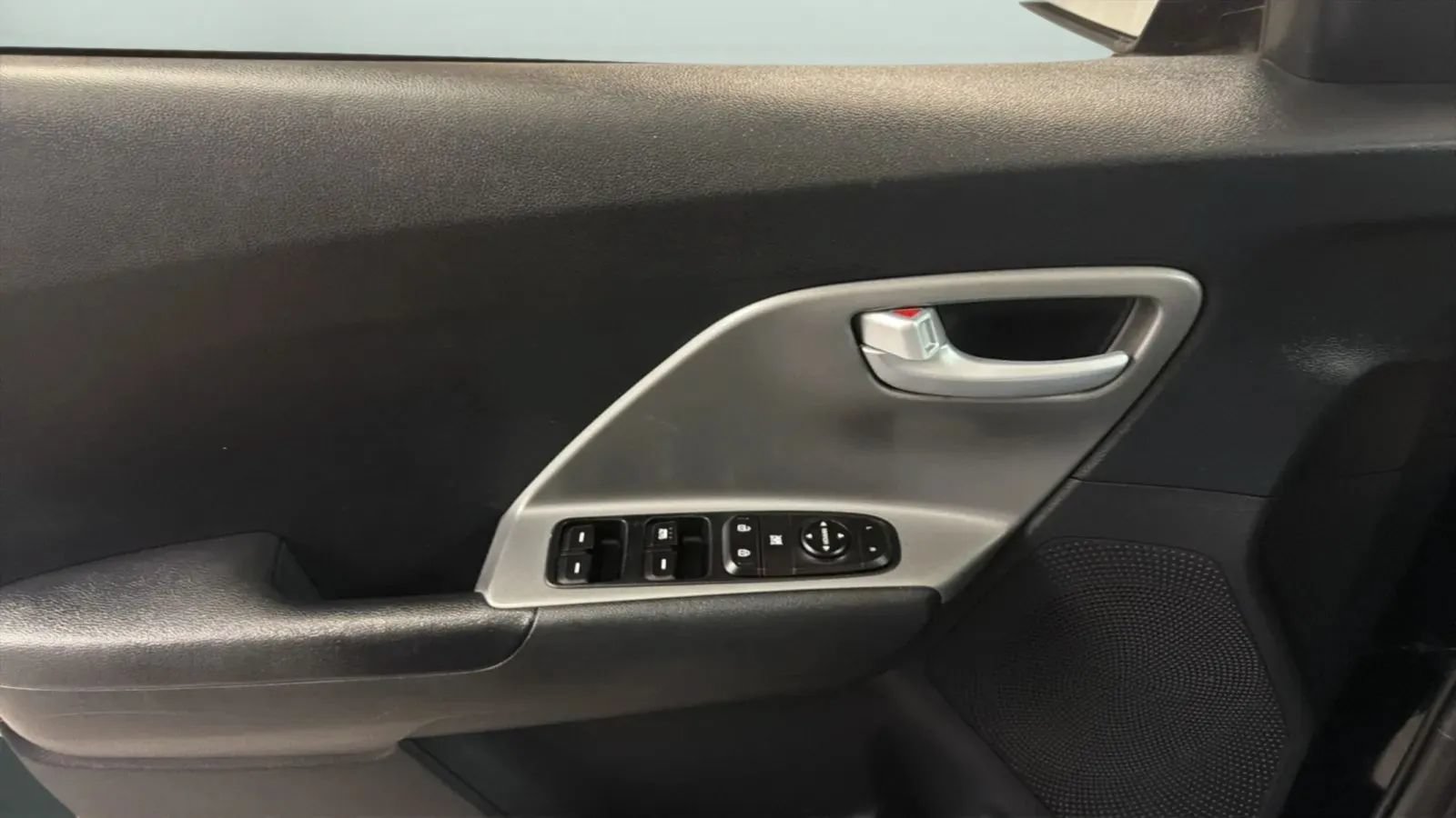 Used 2020 Kia Niro LX FWD image 17