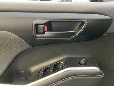 Used 2025 Toyota Highlander LE image 14