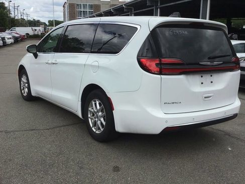 Used 2023 Chrysler Pacifica Touring-L FWD image 3