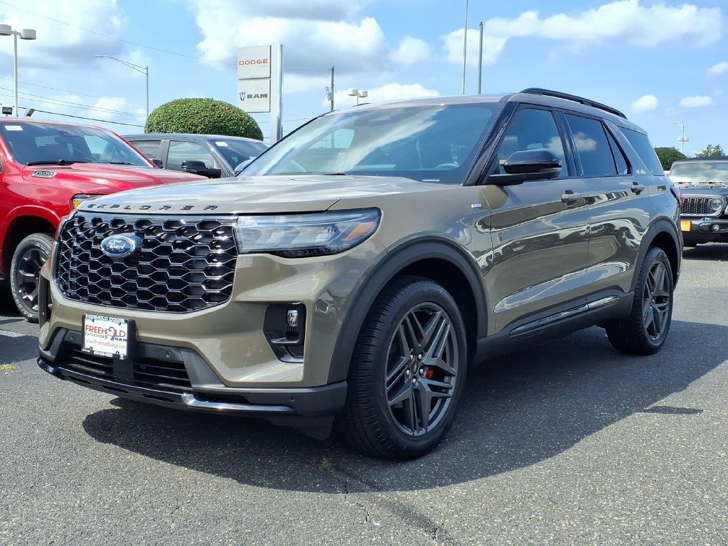 Used 2026 Ford Explorer ST-Line w/ ST-Line Street Pack AWD/4WD image 3