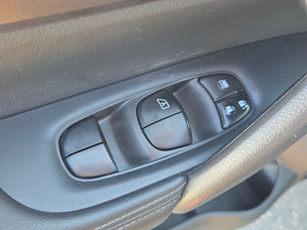 Used 2015 Nissan Rogue SV AWD/4WD image 18