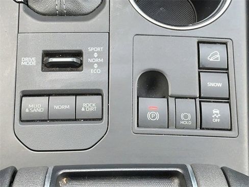 Used 2024 Toyota Highlander LE image 23