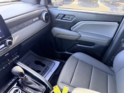 Used 2025 Chevrolet Colorado ZR2 w/ Technology Package image 30