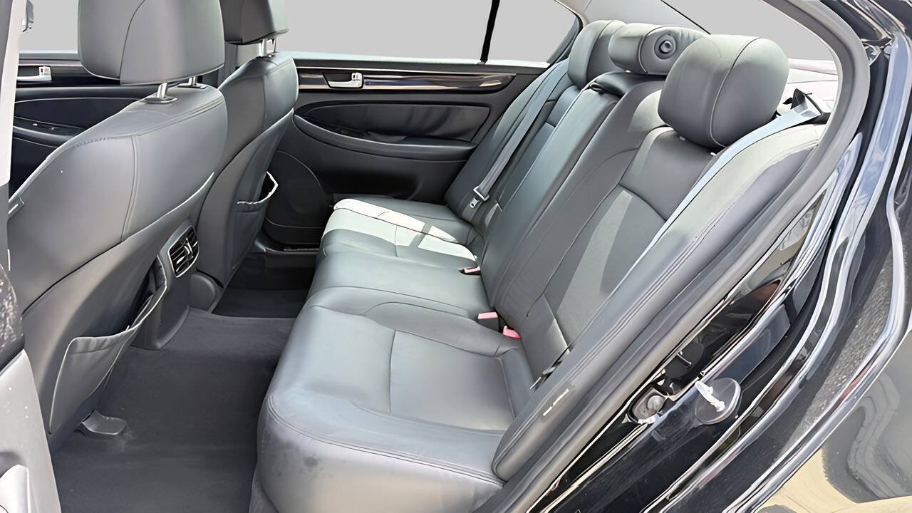 Used 2012 Hyundai Genesis 3.8 RWD image 4