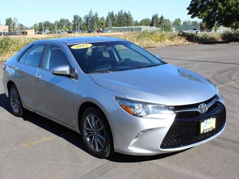 Used 2015 Toyota Camry SE w/ Moonroof Package FWD image 1