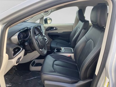 Used 2024 Chrysler Pacifica Touring-L FWD image 21