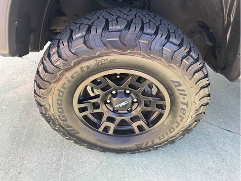 Used 2018 Toyota Tacoma TRD Sport w/ Exterior Package AWD/4WD image 10