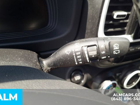 Used 2023 Hyundai Venue Limited FWD image 12