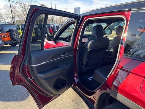 New 2025 Jeep Grand Cherokee Limited w/ Trailer Tow Package image 31