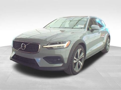 Used 2025 Volvo V60 B5 Cross Country Plus AWD/4WD image 2