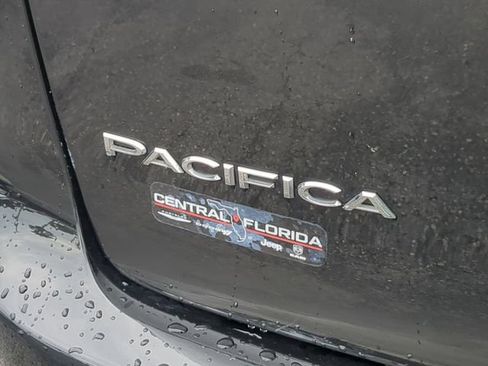 Used 2023 Chrysler Pacifica Touring-L FWD image 13