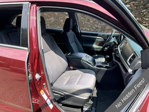 Used 2019 Toyota Highlander LE AWD/4WD image 6