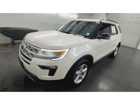 Used 2019 Ford Explorer XLT w/ Equipment Group 202A FWD image 4