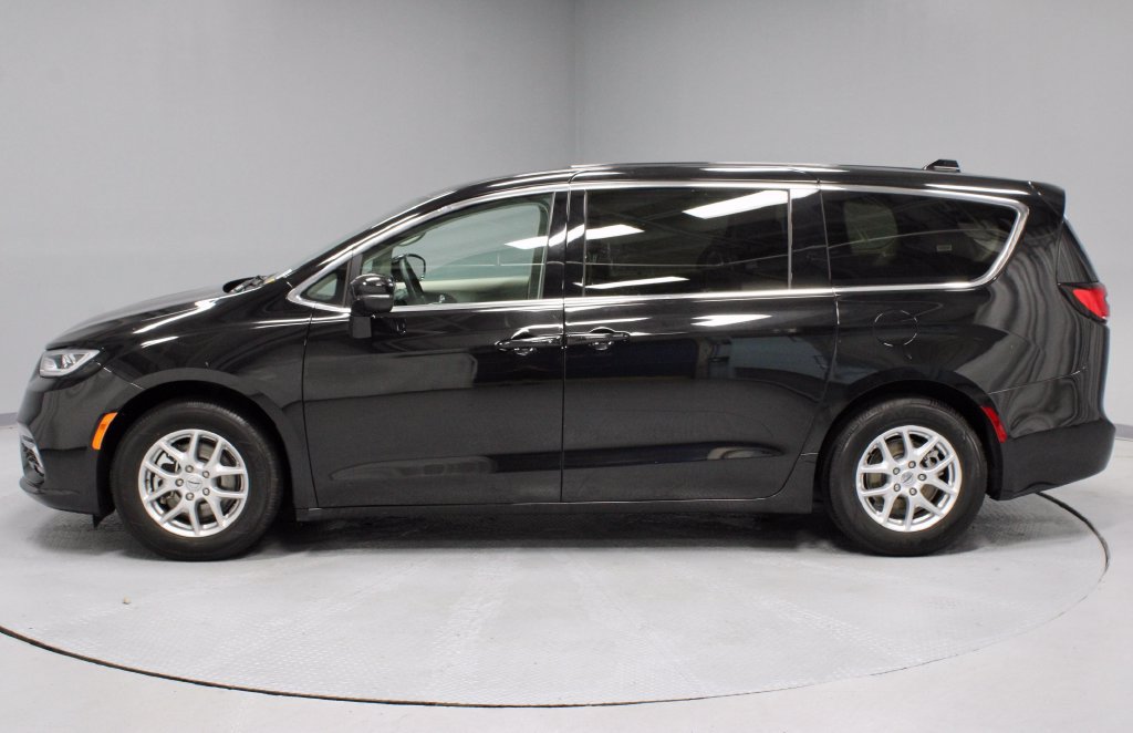 Used 2024 Chrysler Pacifica Touring-L FWD image 8