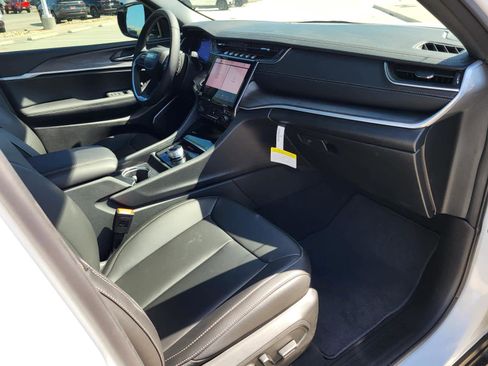 New 2025 Jeep Grand Cherokee Limited w/ Black Appearance Package image 9