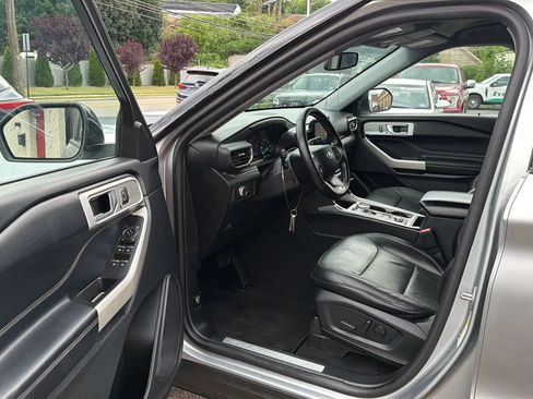 Used 2021 Ford Explorer Limited w/ Equipment Group 301A AWD/4WD image 23