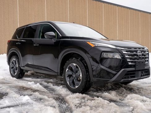 Used 2024 Nissan Rogue SV image 2