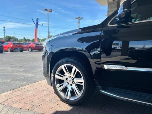 Used 2017 Cadillac Escalade Luxury AWD/4WD image 8