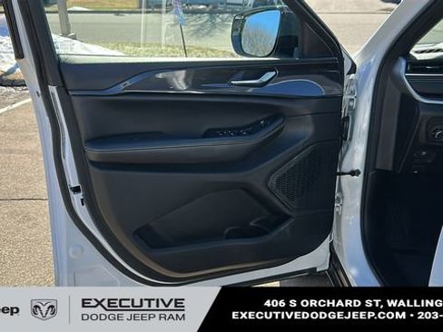 Used 2023 Jeep Grand Cherokee Altitude image 8