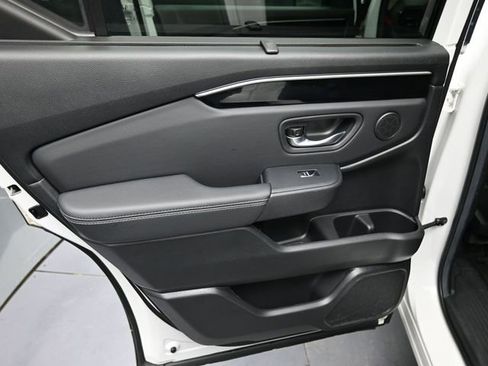 Used 2025 Honda Pilot EX-L image 17