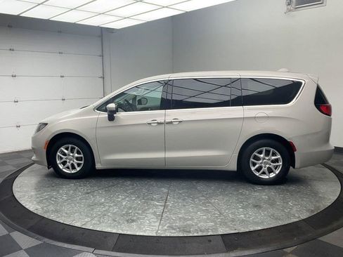 Used 2017 Chrysler Pacifica Touring FWD image 32
