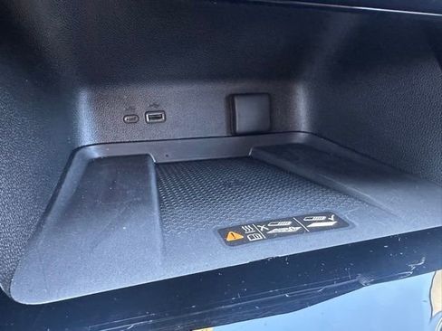 Used 2025 Chevrolet Traverse RS image 27