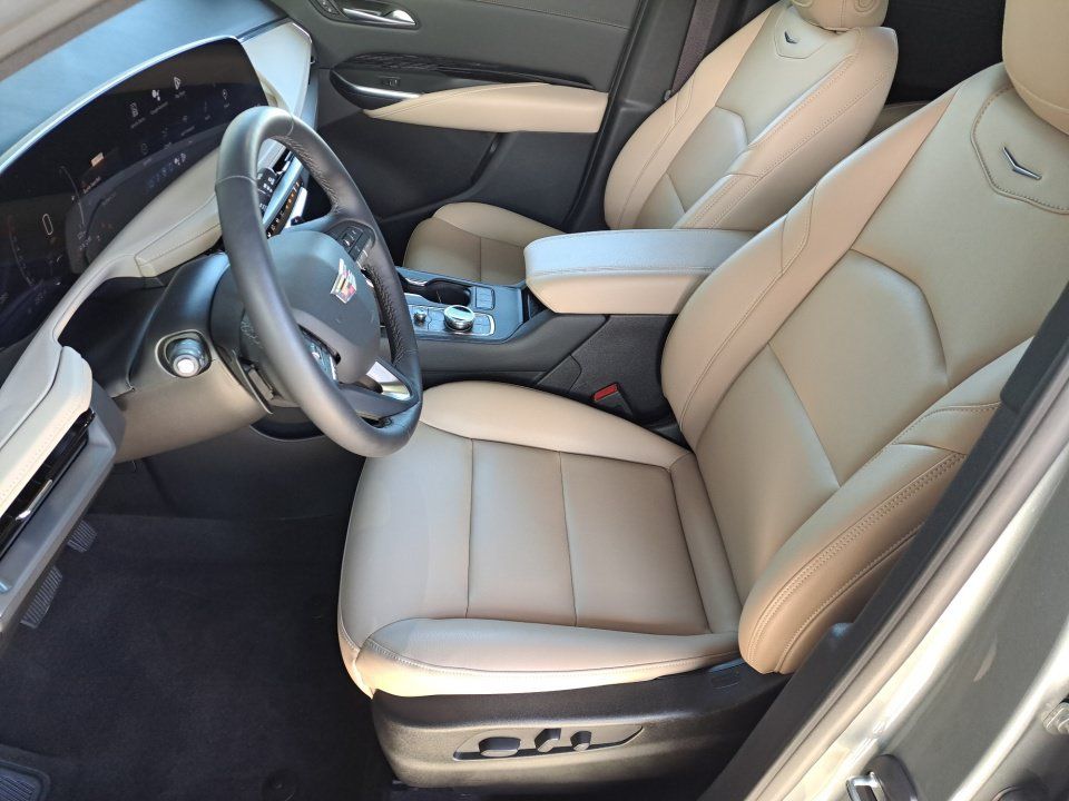 Certified 2024 Cadillac XT4 Luxury w/ Cold Weather Package FWD image 9
